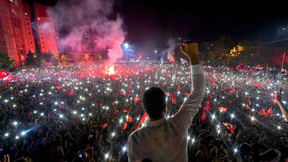 Man kann Ekrem Imamoglu (Vordergrund) zujubeln, wenn er Erdogan kritisiert, man kann Erdogan ausbuhen, all das führt nicht ins Gefängnis Ekrem Imamoglu (Vordergrund) vor Anhängern