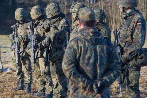 "Gas, Wasser, Schießen": Ein eher geschmackloser Werbeslogan der Bundeswehr?
