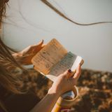 Tagebuch in den Händen einer Frau.