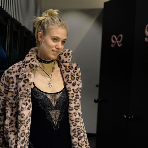 Larissa Marolt im Leoparden-Look: Das Outfit mochte nicht jeder.