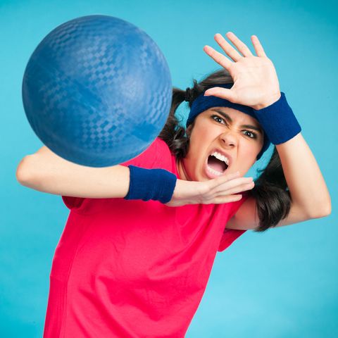 Eine Frau wird beim Völkerball von einem Ball getroffen