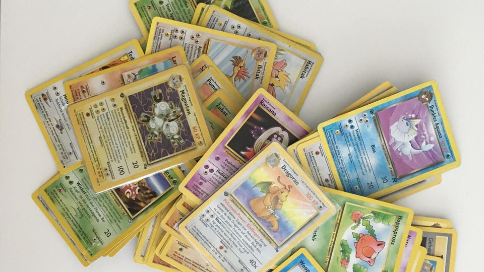 Ein Stapel Pokémon-Karten, die unsere Autorin als Kind gesammelt hat