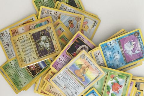 Ein Stapel Pokémon-Karten, die unsere Autorin als Kind gesammelt hat