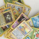 Ein Stapel Pokémon-Karten, die unsere Autorin als Kind gesammelt hat