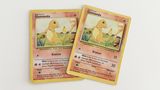 Ein Foto von zwei Glumanda-Pokémon-Karten