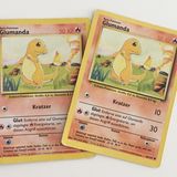 Ein Foto von zwei Glumanda-Pokémon-Karten