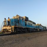 Mauretanien: Eisenerzzüge  Einige der längsten Züge der Welt zuckeln durch die leeren Wüsten von Mauretanien. Sie bringen Eisenerz aus den Minen um Zouérat am Rand der Sahara über eine Strecke von 704 Kilometern nach Nouadhibou am Atlantik. Es gibt nur eine Eisenbahn in Maure­tanien und die bis zu 2500 Meter langen Ungetüme wirken in der Sandwüste schon beeindruckend. Ansonsten sieht man hier besten­falls kamelreitende Nomaden, entfernte Nachfahren der Mau­ren aus dem Berberkönigreich (300 v. Chr.–700 n. Chr.), denen das Land seinen Namen verdankt. Auf der Strecke verkehren ausschließ­lich Güterzüge, aber es kommt durchaus vor, dass blinde Passa­giere auf einen Erzwaggon aufspringen.