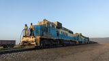 Mauretanien: Eisenerzzüge  Einige der längsten Züge der Welt zuckeln durch die leeren Wüsten von Mauretanien. Sie bringen Eisenerz aus den Minen um Zouérat am Rand der Sahara über eine Strecke von 704 Kilometern nach Nouadhibou am Atlantik. Es gibt nur eine Eisenbahn in Maure­tanien und die bis zu 2500 Meter langen Ungetüme wirken in der Sandwüste schon beeindruckend. Ansonsten sieht man hier besten­falls kamelreitende Nomaden, entfernte Nachfahren der Mau­ren aus dem Berberkönigreich (300 v. Chr.–700 n. Chr.), denen das Land seinen Namen verdankt. Auf der Strecke verkehren ausschließ­lich Güterzüge, aber es kommt durchaus vor, dass blinde Passa­giere auf einen Erzwaggon aufspringen.