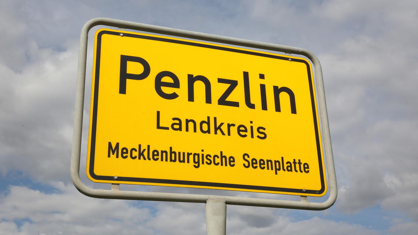 Das Ortsschild von Penzlin in Mecklenburg-Vorpommern