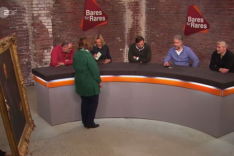 Streit bei "Bares für Rares": Julian Schmitz-Avila (Mitte) wendet sich beleidigt von Susanne Steiger (3.v.l.) ab.