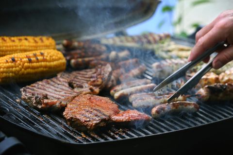 Was  tun, wenn beim Grillen mit Fleisch plötzlich Veganer vorbeikommen?