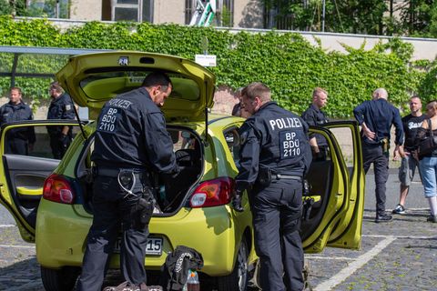 Kein Bier und keine Waffen: Die Polizei in Ostritz kontrollierte die Teilnehmer des Neonazi-Festivals gründlich 