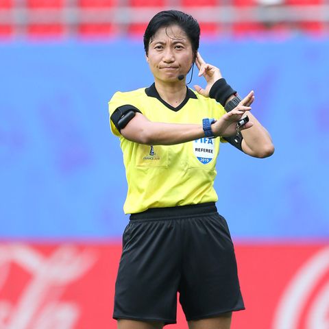 Schiedsrichterin Liang Qin aus China und ihre Assistentinnen machten im Spiel zwischen England und Kamerun keine gute Figur