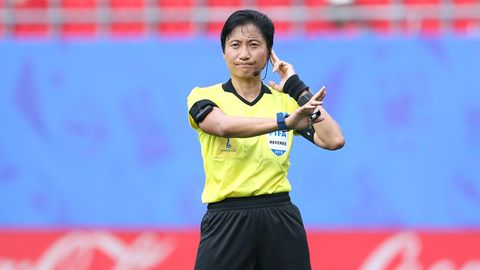 Schiedsrichterin Liang Qin aus China und ihre Assistentinnen machten im Spiel zwischen England und Kamerun keine gute Figur