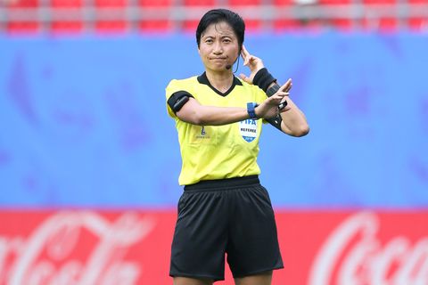 Schiedsrichterin Liang Qin aus China und ihre Assistentinnen machten im Spiel zwischen England und Kamerun keine gute Figur