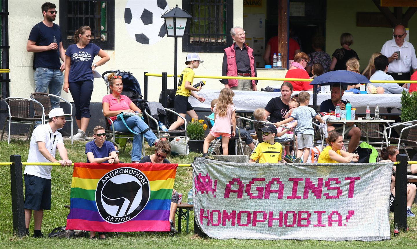 Plakate und Banner vor dem Freundschaftsspiel des FC Mariahild gegen den Vatikan