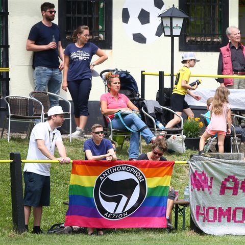 Plakate und Banner vor dem Freundschaftsspiel des FC Mariahild gegen den Vatikan