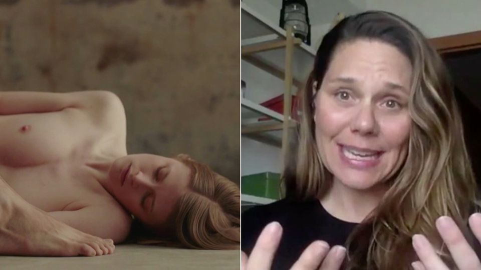 Zwei Bilder nebeneinander. Links ist eine nackte Frau auf dem Boden liegend zu sehen. Das rechte zeigt eine Frau beim Reden. Zwei Bilder nebeneinander. Links ist eine nackte Frau auf dem Boden liegend zu sehen. Das rechte zeigt eine Frau beim Reden.