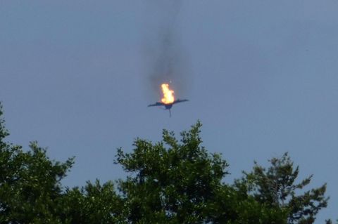 Ein Eurofighter-Jet der Bundeswehr stürzt brennend in den Wald