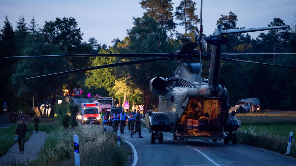 In der Nähe einer der Absturzstellen steht ein Sikorsky CH-53 Transporthubschrauber der Luftwaffe