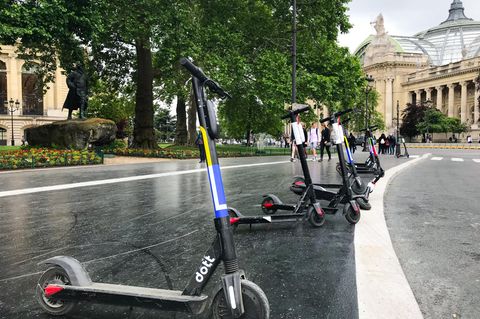 20.000 Scooter warten in Paris auf einen Kunden.