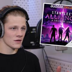 Der 27-jährige Max von der Groeben spricht im Studio das Hörbuch ein
