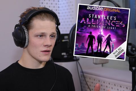 Der 27-jährige Max von der Groeben spricht im Studio das Hörbuch ein