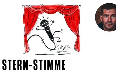 Eine Zeichnung zeigt ein Mikrofon, welches Arme und Beine besitzt, und auf einer Bühne auf einer Bananenschale ausrutscht.