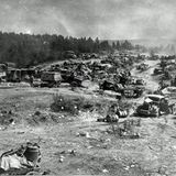 Auf dem Rückzug verlassene deutsche Fahrzeuge.