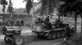 Deutsches Halbkettenfahrzeug mit einem schweren Nebelwerfer.