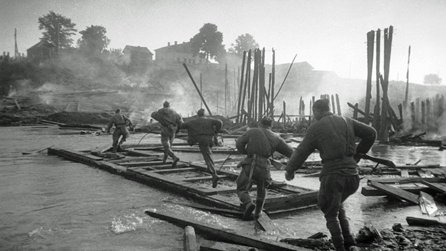 Sowjetische Infanteristen in der Offensive bei einer Flussüberquerung. 