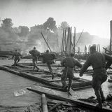 Sowjetische Infanteristen in der Offensive bei einer Flussüberquerung. 