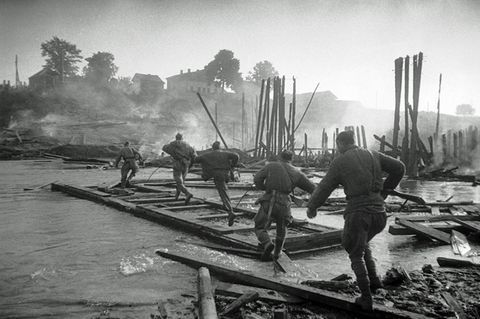 Sowjetische Infanteristen in der Offensive bei einer Flussüberquerung. 