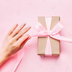 Hier zeigen wir dir neun Ideen für kleine Geschenke unter 25 Euro 