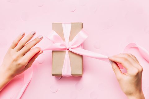 Hier zeigen wir dir neun Ideen für kleine Geschenke unter 25 Euro 