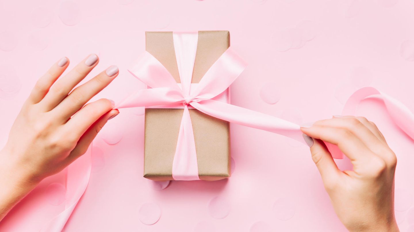 Hier zeigen wir dir neun Ideen für kleine Geschenke unter 25 Euro 