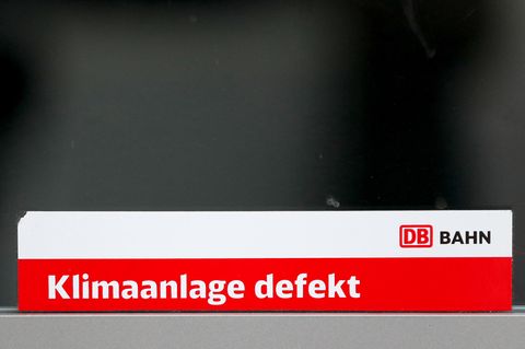 Schild Klimaanlage defekt - Zug in Düsseldorf muss evakuiert werden