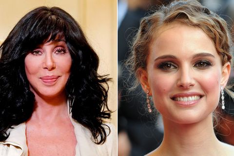 Cher und Natalie Portman lächeln in die Kamera.