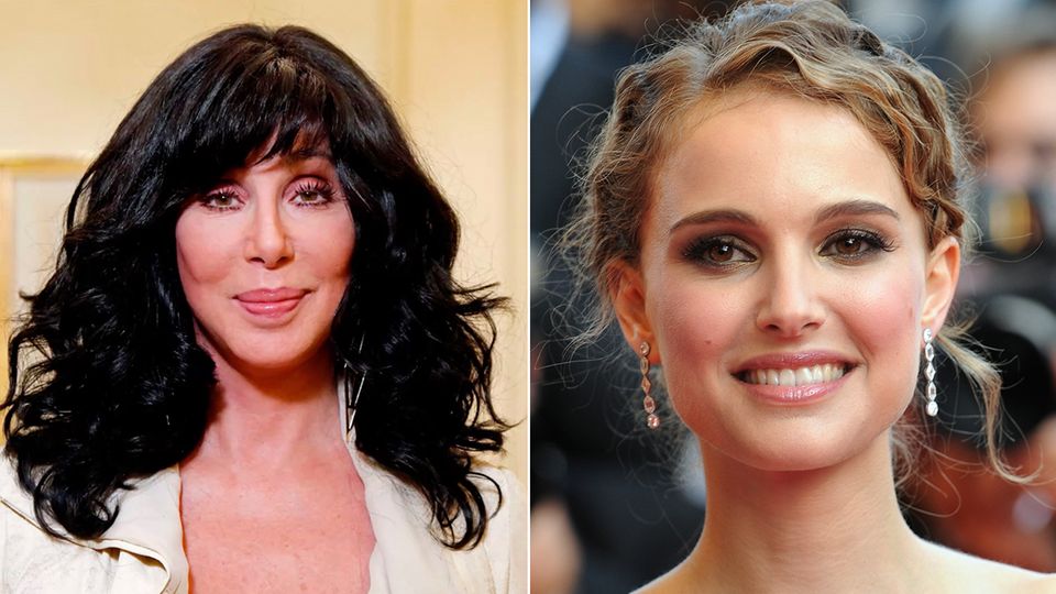 Cher und Natalie Portman lächeln in die Kamera.