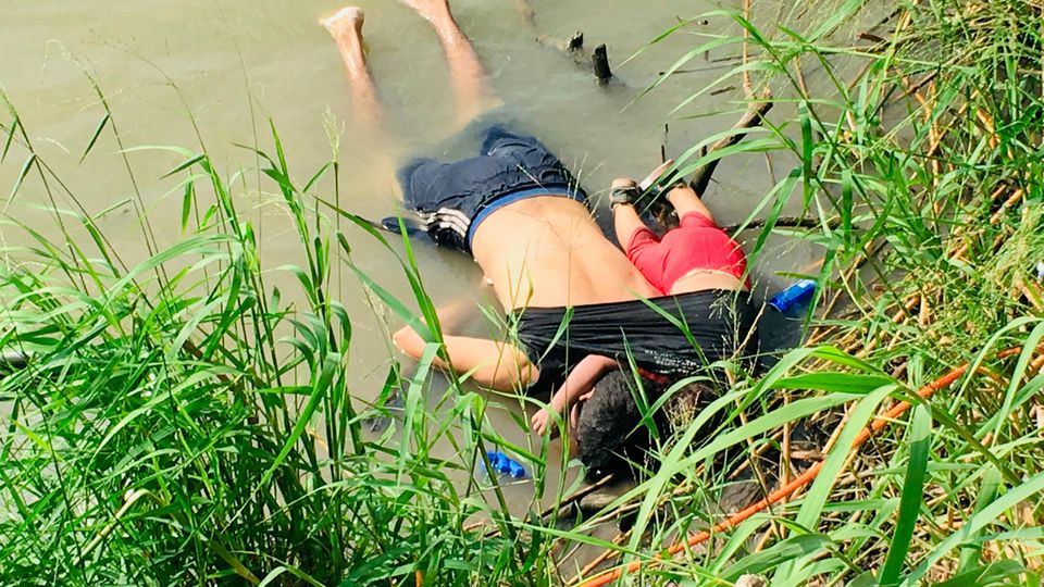 Vater und Tochter ertrunken: Der Arm des kleinen Mädchens liegt um den Hals seines Vaters. Das Foto löste weltweit Betroffenheit aus. Der Arm des kleinen Mädchens liegt um den Hals seines Vaters. Das Foto löste weltweit Betroffenheit aus.