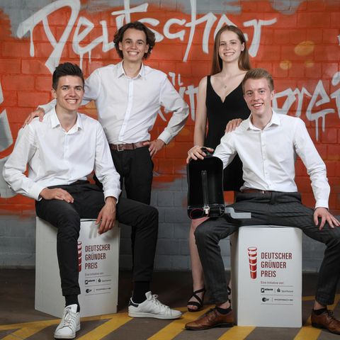 Die Sieger des Deutschen Gründerpreis für Schüler 2019: Das Team Luvaq von der Internatsschule Schloss Hansenberg in Hessen. Von links: Nikolai Kowalski, Philipp Brandes, Malin Zeittler und Timo Samson