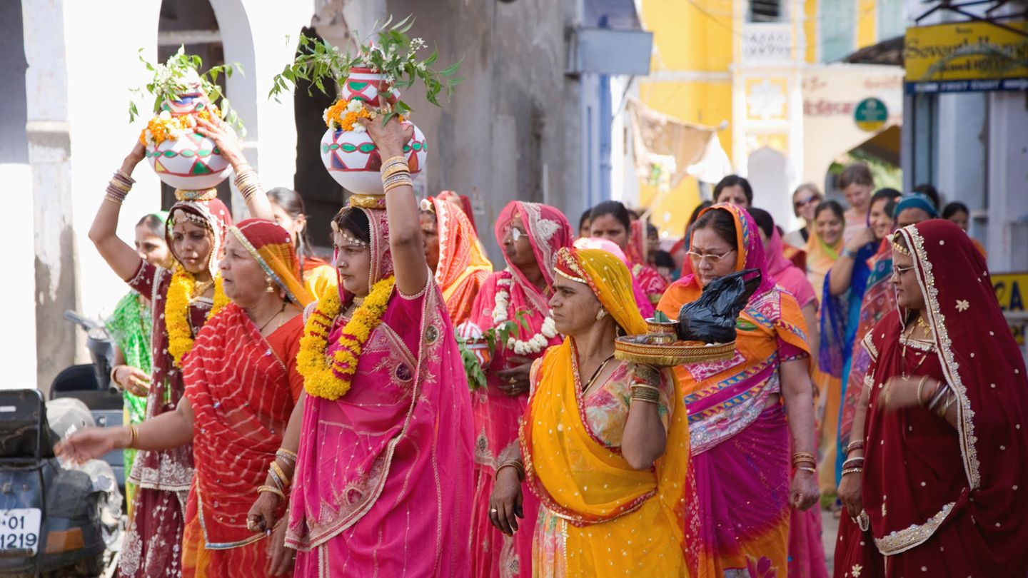 Blumenübergabe auf Hochzeit in Indien