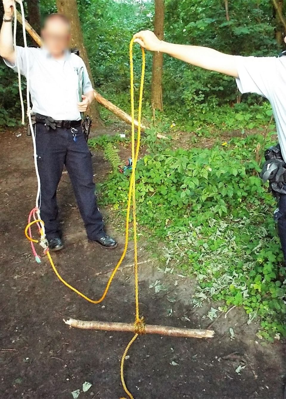 Polizisten zeigen ein Seil, dass einem Mann den Arm durchtrennte