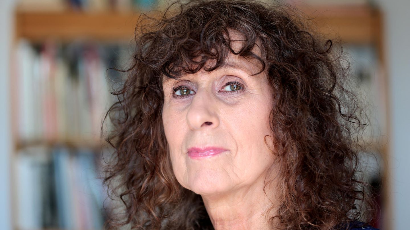 Franziska Berg, eine Frau mit dunklen Locken, in ihrer Wohnung