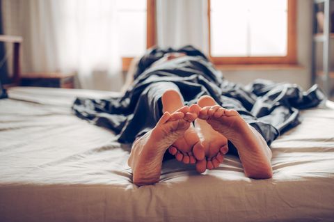 Zwei Menschen liegen im Bett