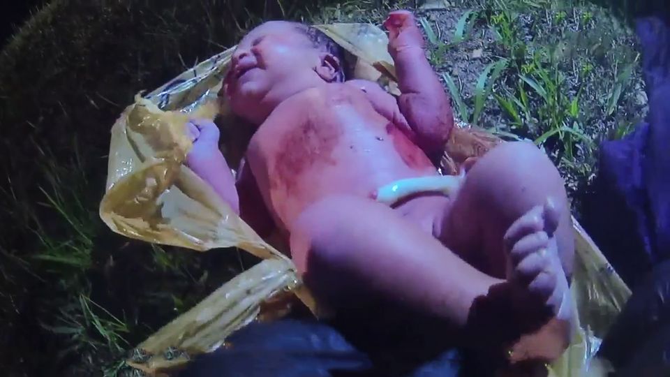 US-Cop rettet Baby aus Plastiktüte US-Cop rettet Baby aus Plastiktüte