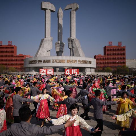 Links: Nordkoreaner feiern den Geburtstag von Staatsgründer Kim Il Sung. Rechts: Die Aids-Schleife