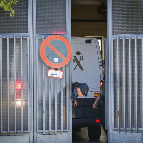 Ein Polizeiwagen mit dem wegen Drogenhandels verhafteten Mann