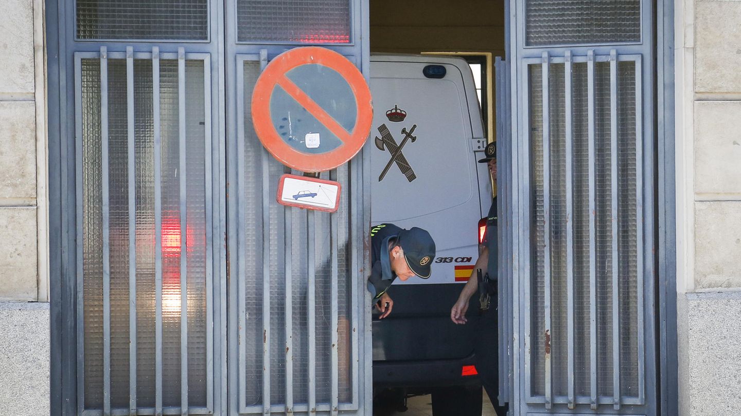 Ein Polizeiwagen mit dem wegen Drogenhandels verhafteten Mann