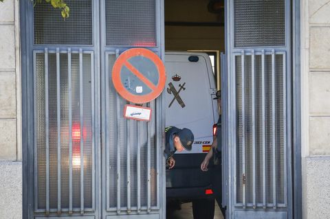 Ein Polizeiwagen mit dem wegen Drogenhandels verhafteten Mann